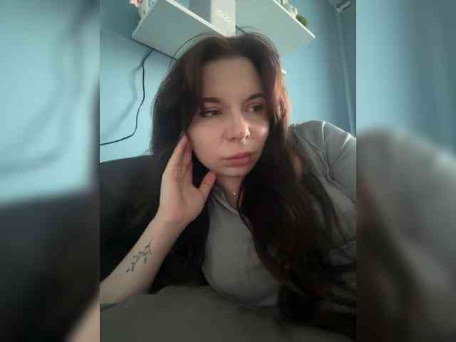 Lady-not-shy webcam