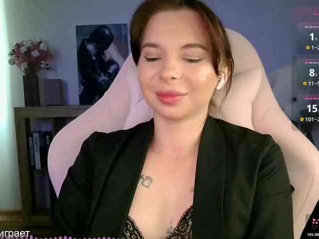 Lady-not-shy webcam