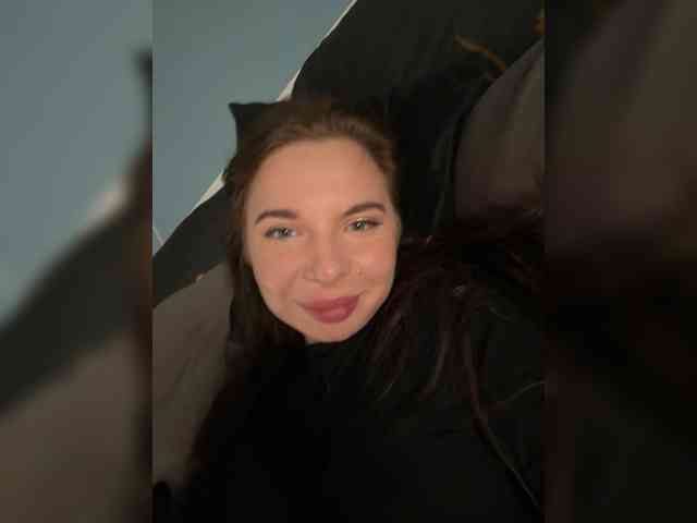 Lady-not-shy webcam