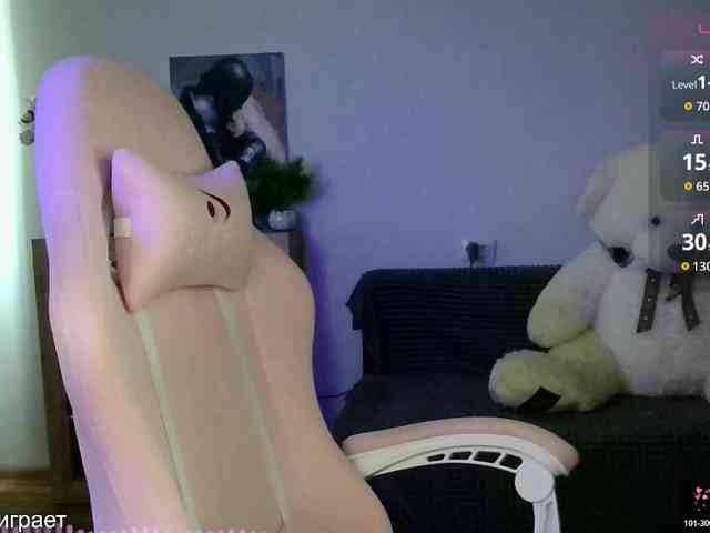 Lady-not-shy webcam