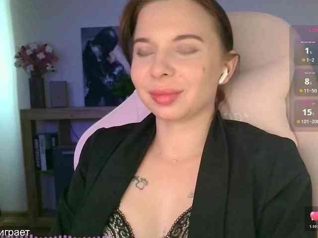 Lady-not-shy webcam