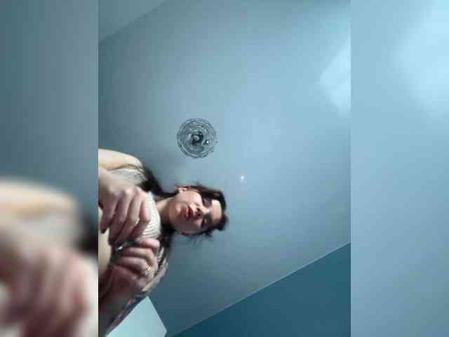 Lady-not-shy webcam
