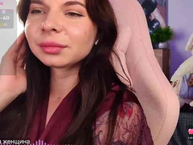 Lady-not-shy webcam