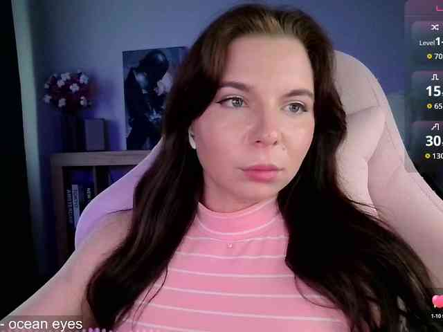 Lady-not-shy webcam
