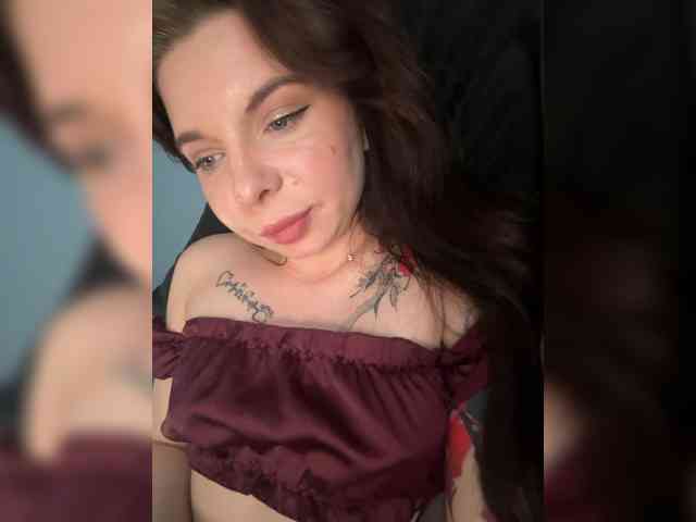Lady-not-shy webcam
