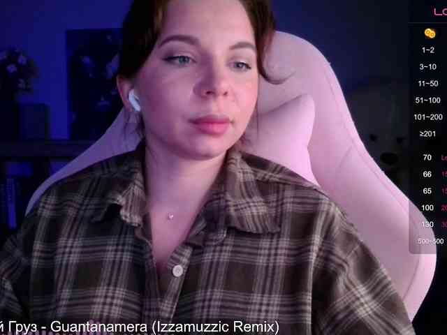 Lady-not-shy webcam