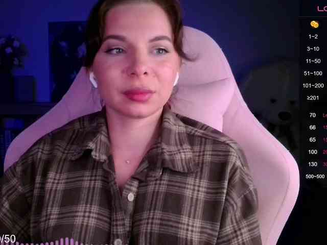 Lady-not-shy webcam