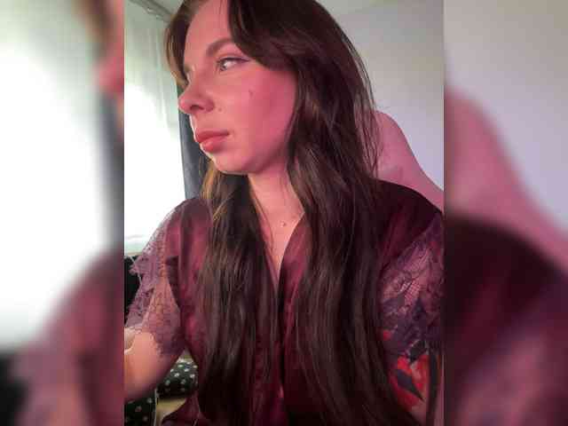 Lady-not-shy webcam