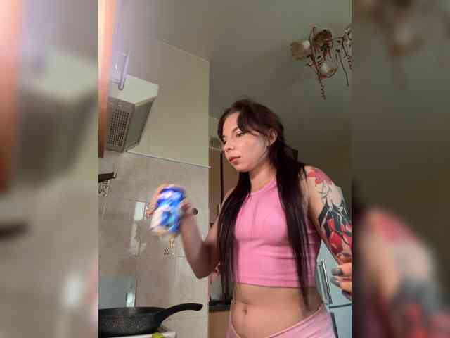 Lady-not-shy webcam