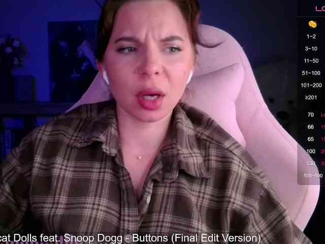 Lady-not-shy webcam