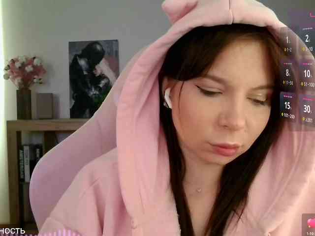Lady-not-shy webcam
