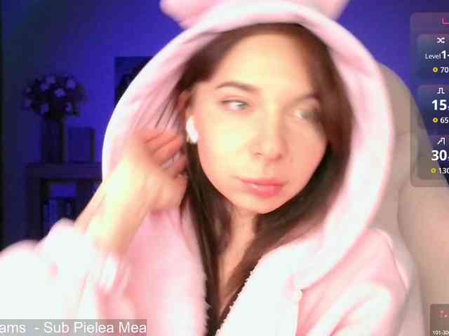 Lady-not-shy webcam