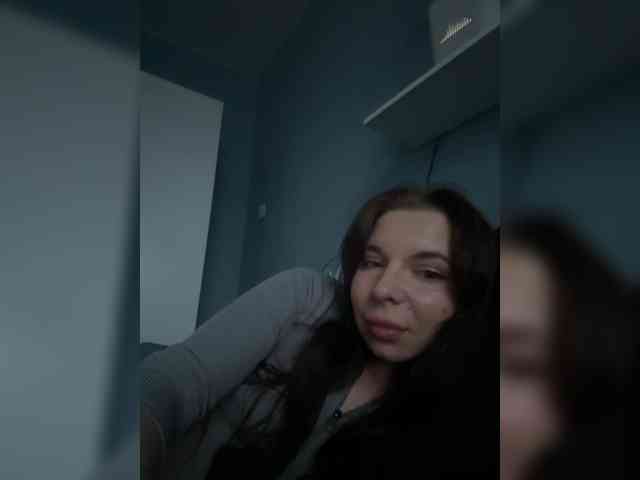 Lady-not-shy webcam