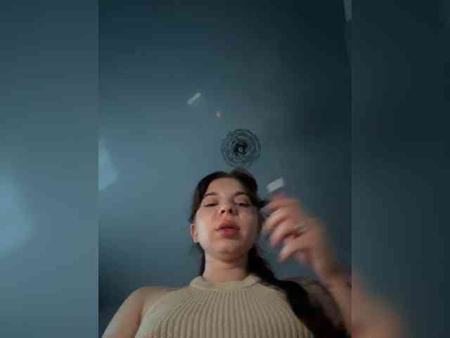 Lady-not-shy webcam