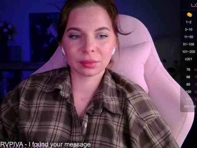 Lady-not-shy webcam