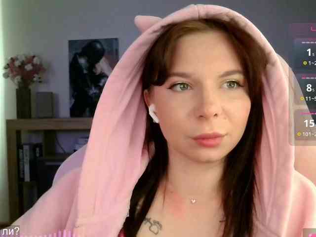 Lady-not-shy webcam