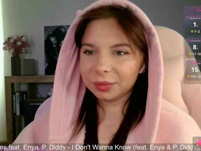 Lady-not-shy webcam