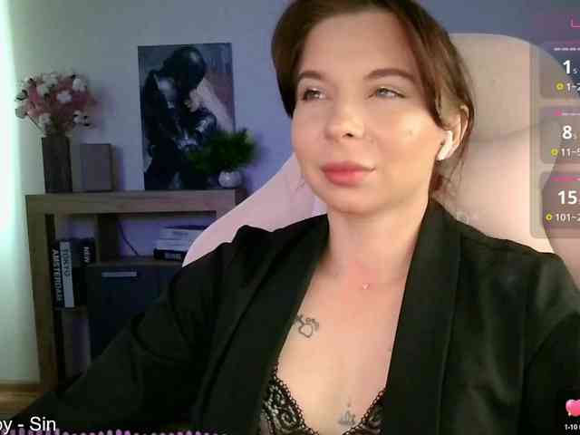 Lady-not-shy webcam