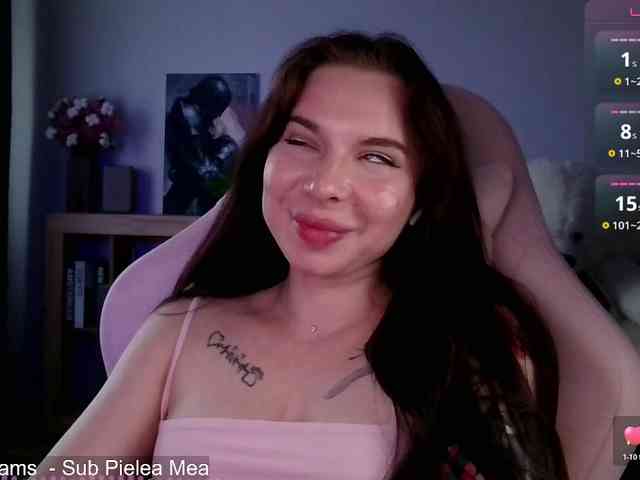 Lady-not-shy webcam