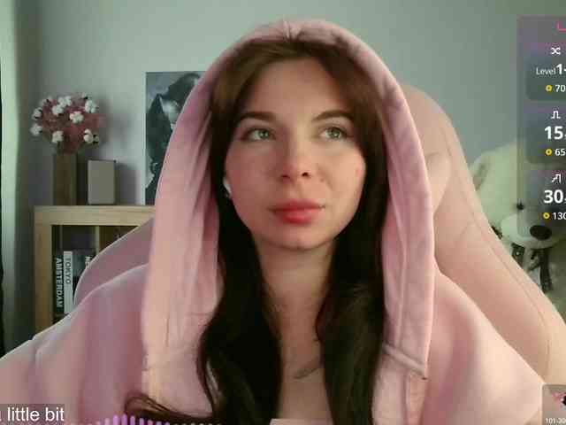 Lady-not-shy webcam