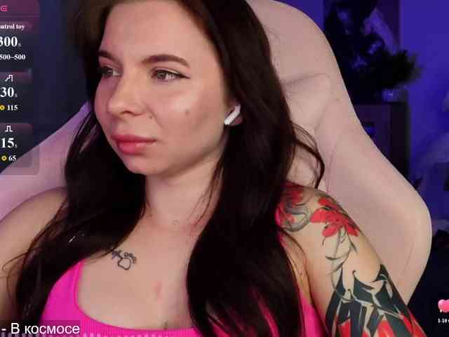 Lady-not-shy webcam