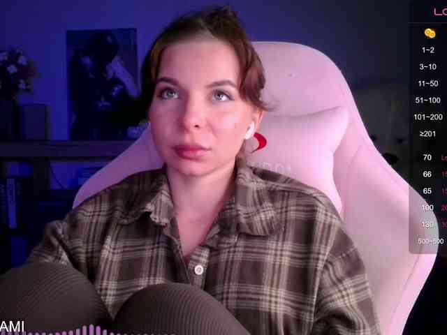 Lady-not-shy webcam