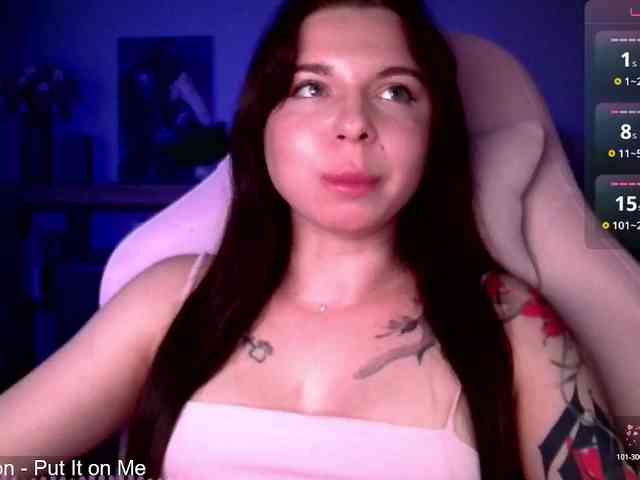Lady-not-shy webcam