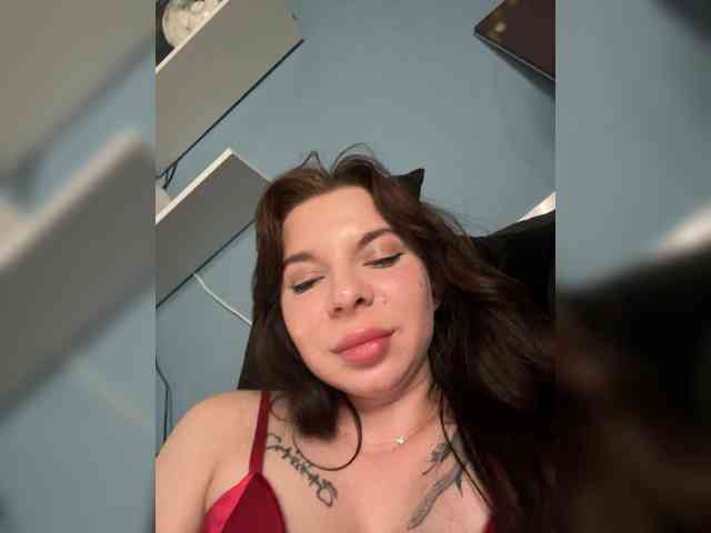 Lady-not-shy webcam