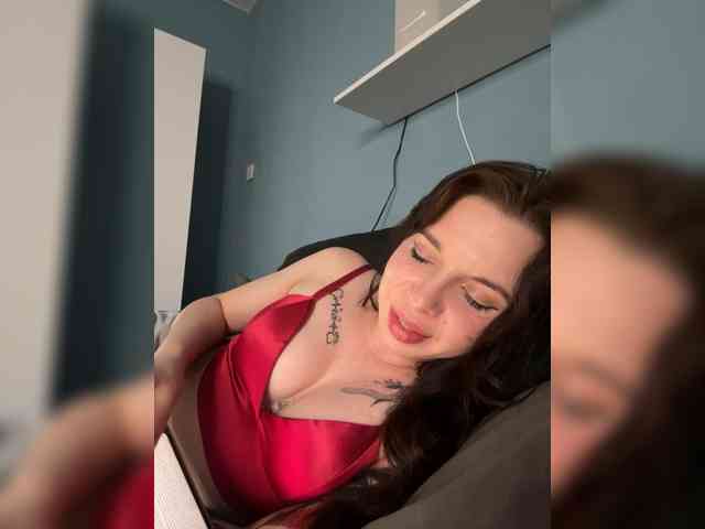Lady-not-shy webcam