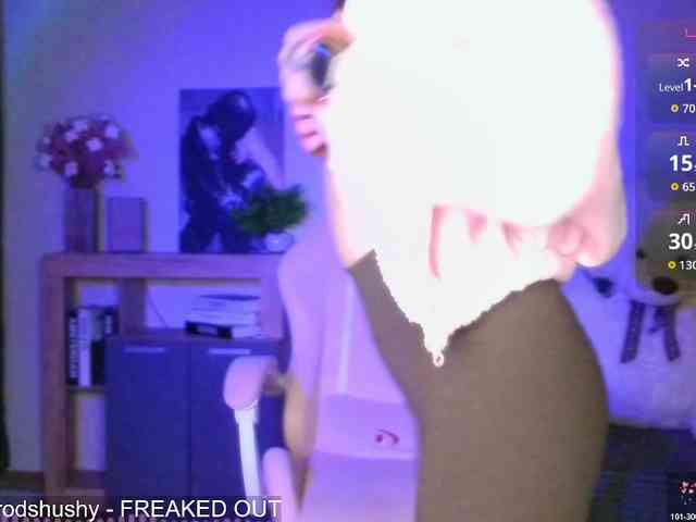 Lady-not-shy webcam
