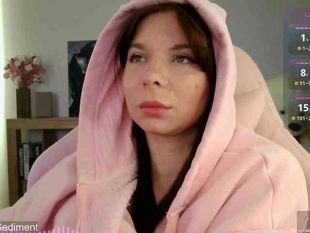 Lady-not-shy webcam