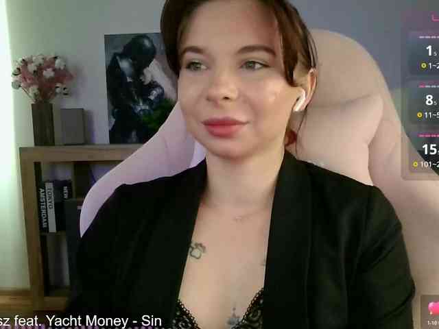 Lady-not-shy webcam