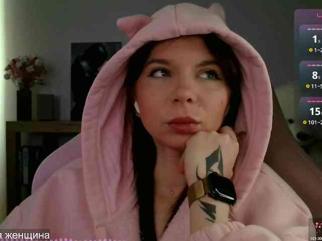 Lady-not-shy webcam