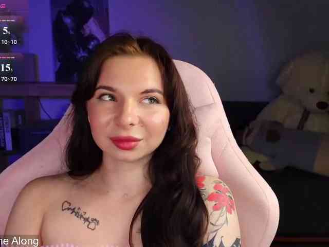 Lady-not-shy webcam