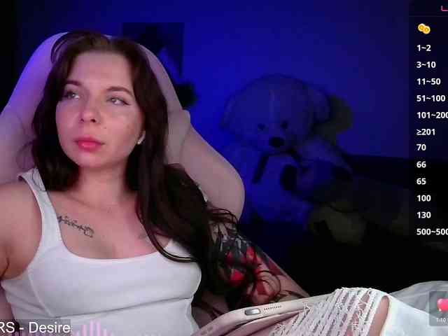 Lady-not-shy webcam