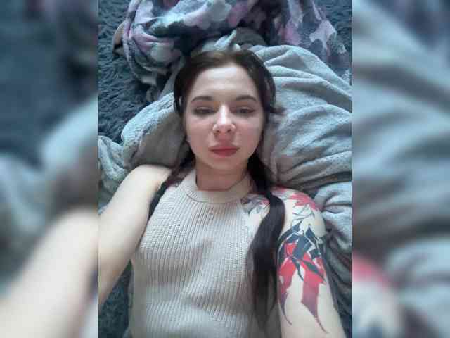 Lady-not-shy webcam