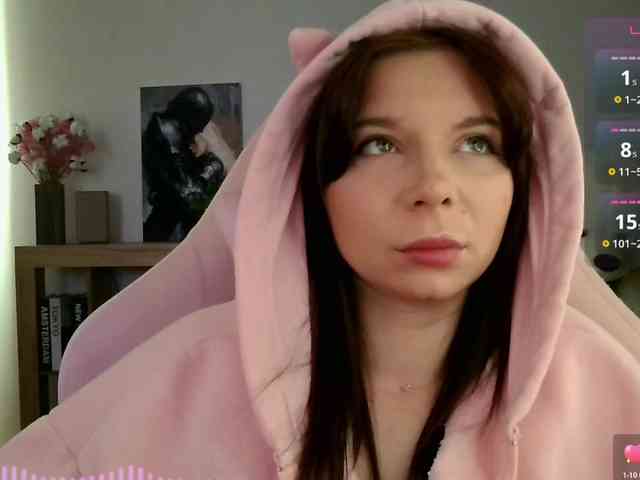 Lady-not-shy webcam