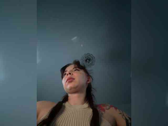 Lady-not-shy webcam
