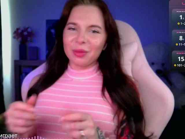 Lady-not-shy webcam