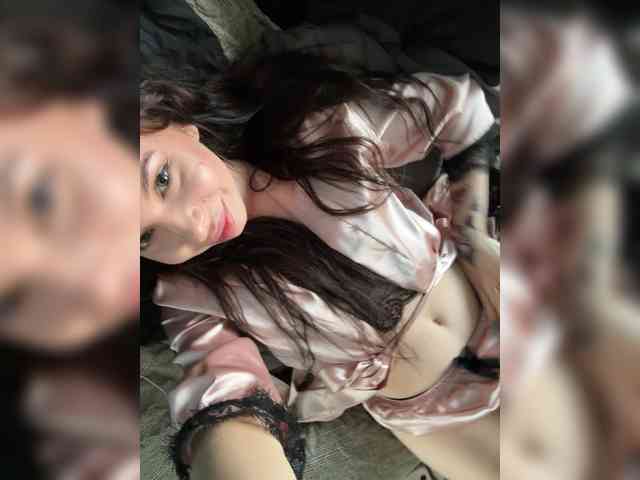 Lady-not-shy webcam