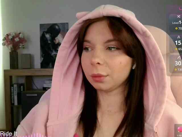 Lady-not-shy webcam