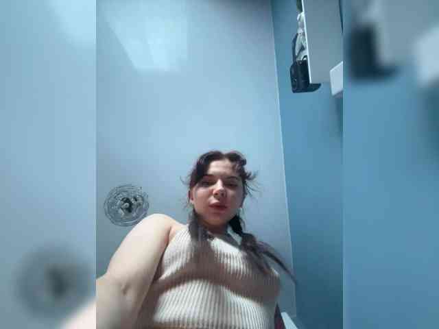 Lady-not-shy webcam