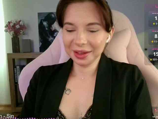 Lady-not-shy webcam