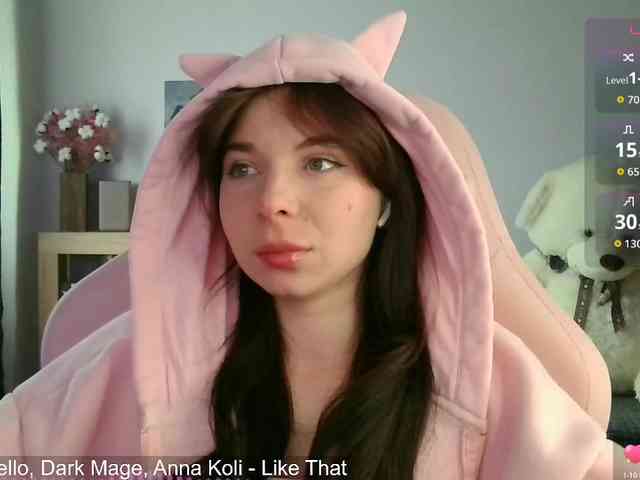 Lady-not-shy webcam