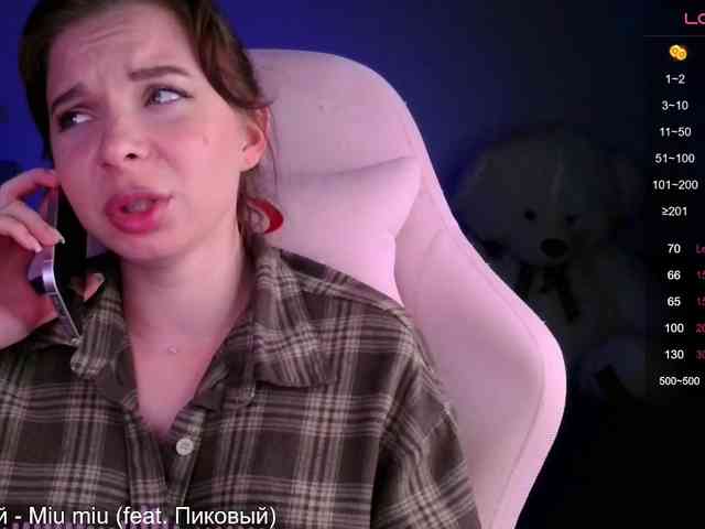 Lady-not-shy webcam