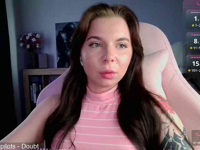 Lady-not-shy webcam