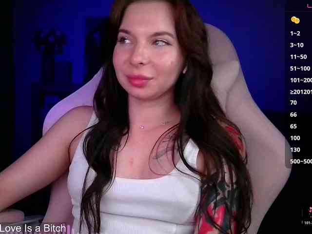 Lady-not-shy webcam