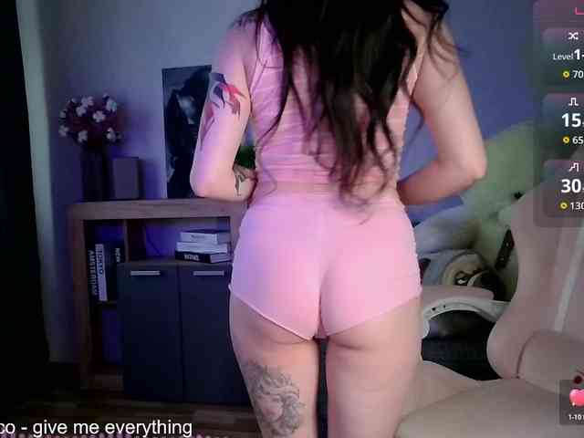 Lady-not-shy webcam