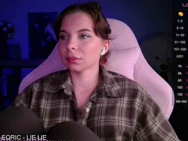 Lady-not-shy webcam