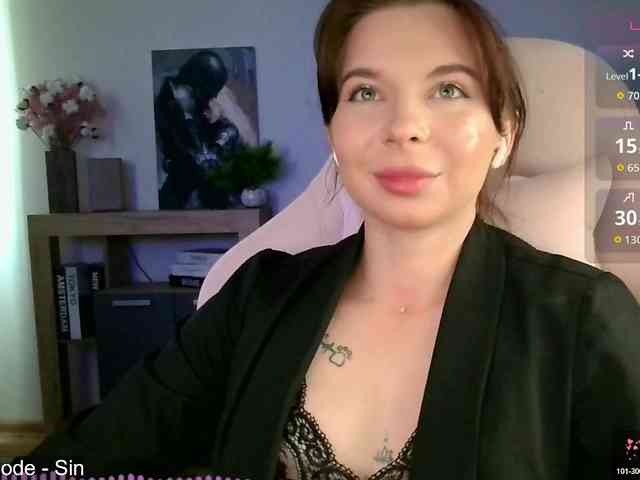 Lady-not-shy webcam